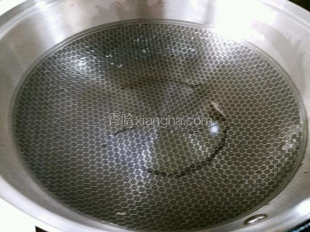 另起锅，倒少许油，