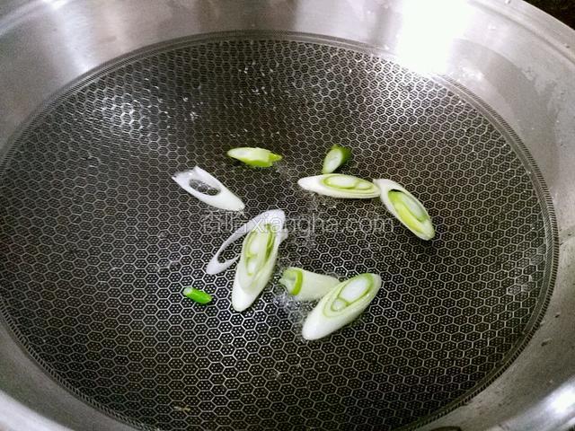 油热下葱花炒香。