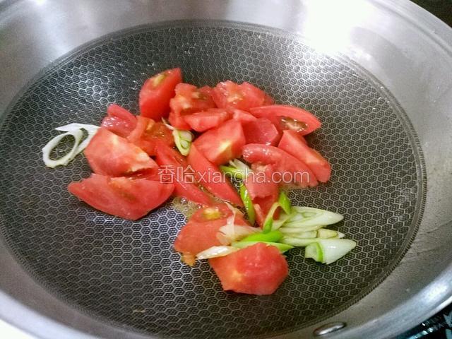 下入西红柿块翻炒。
