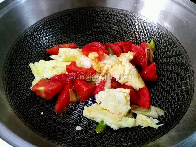 炒好的鸡蛋块下锅翻炒。