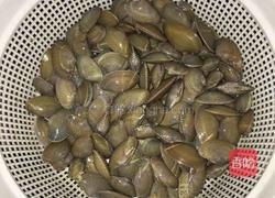 蒜苗炒花甲螺的做法图解2