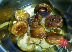 香菇炖鸡肉的做法图解2