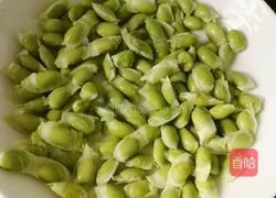 咸肉蒸毛豆子的做法图解2