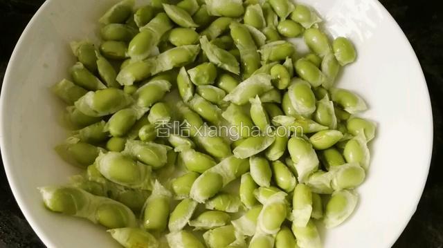 毛豆子洗干净装盘底。