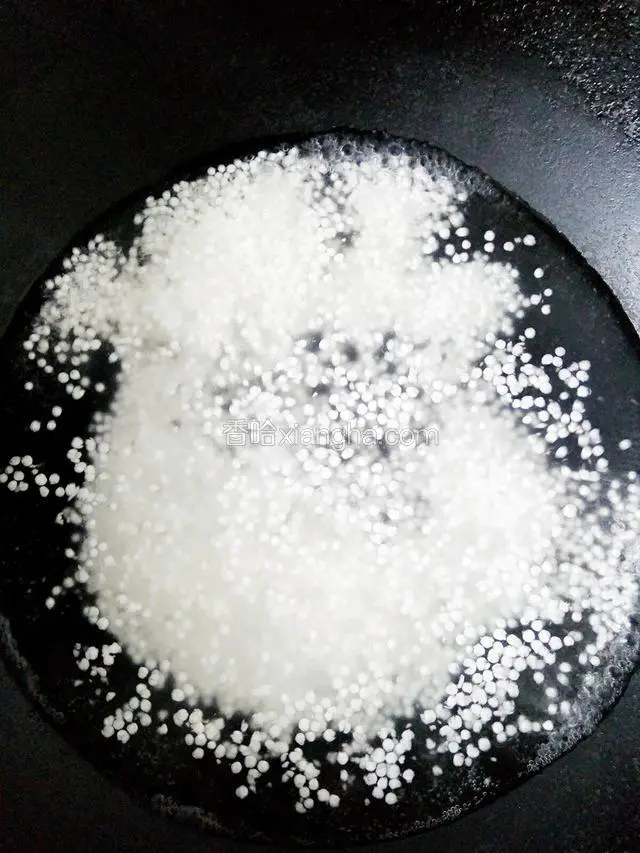 锅内烧水，水开后，倒入西米，翻搅一下！