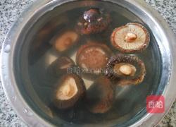 香菇鸡肉焖饭的做法图解1