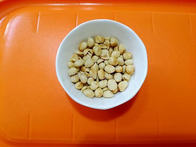 凉却后的花生米剥去外皮。
