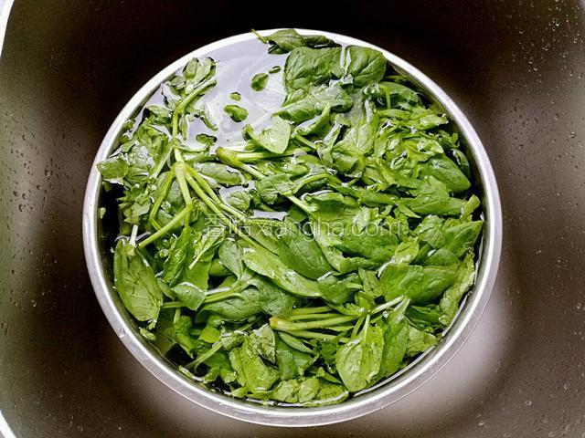 菠菜择去黄叶洗净。