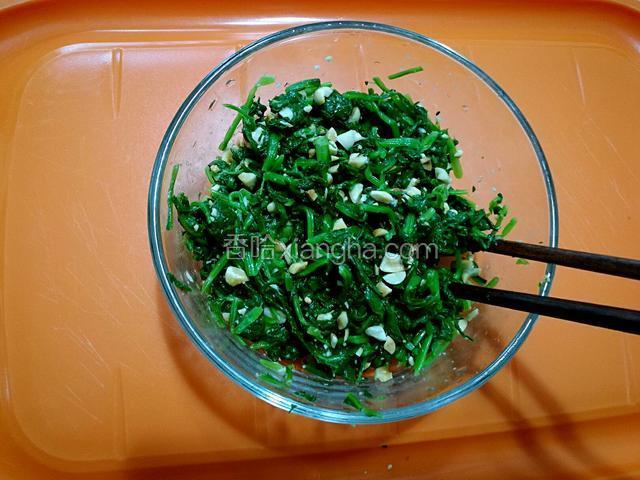 取一只碗，将菠菜，碎花生米混合拌匀。