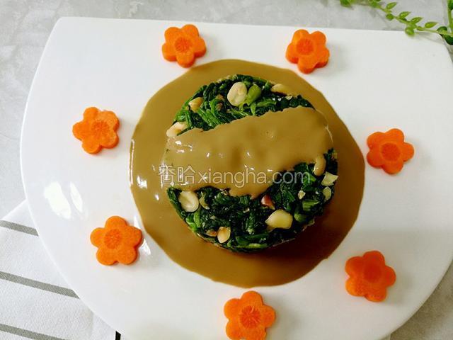 将调味汁淋在菠菜上即可，我又用胡萝卜压几片花点缀一下。