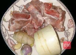 白萝卜猪骨汤的做法图解1