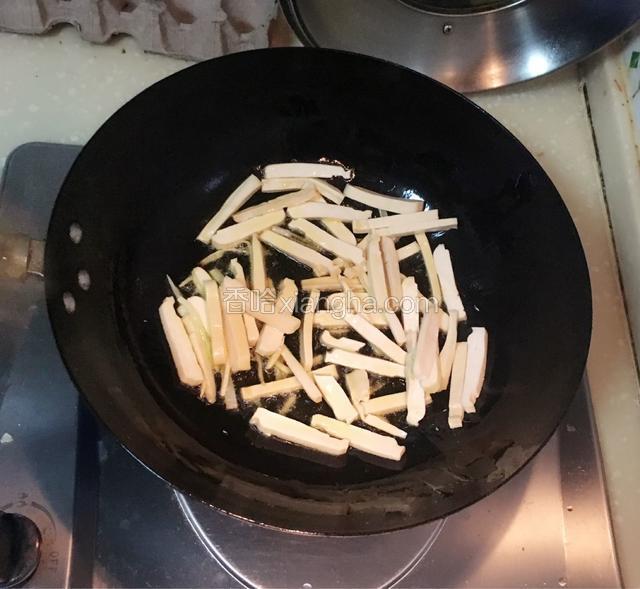 然后放入豆干翻炒2分钟