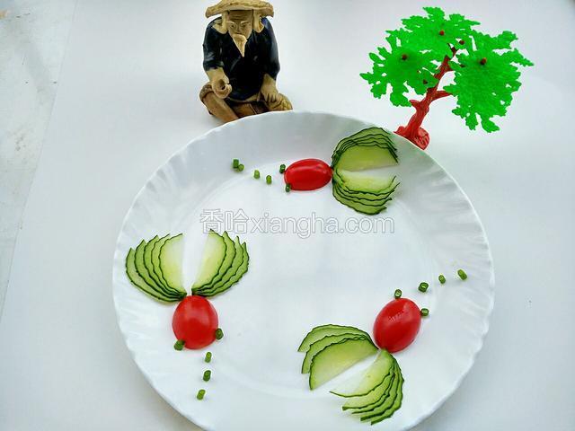 小金鱼嬉戏(盘饰）