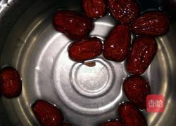 桃胶红枣银耳莲子羹的做法图解4