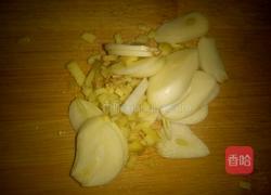 蒜苗炒菌菇的做法图解5