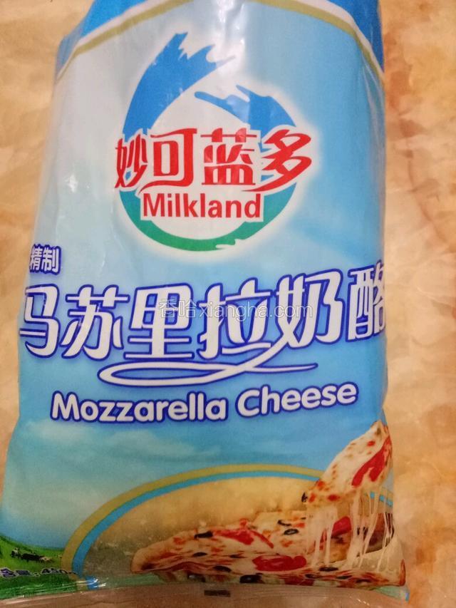 备好马苏里拉奶酪（芝士碎）。