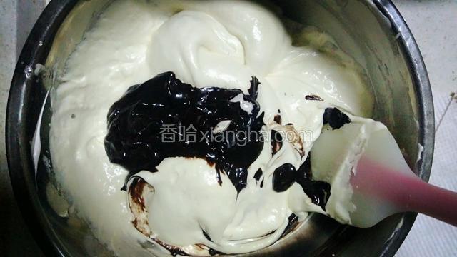 加入第一步的可可面糊拌匀，如果土司还没发好，先放冰箱冷藏