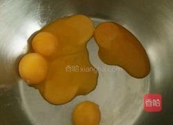 草莓酱蛋糕卷的做法图解2