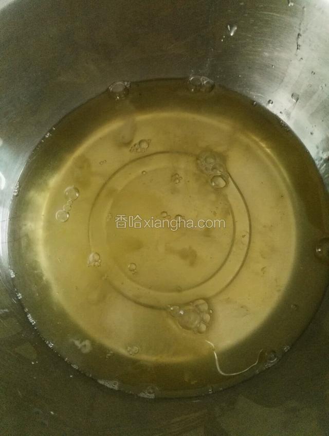 蛋清与蛋黄分离，放入无水无油的容器