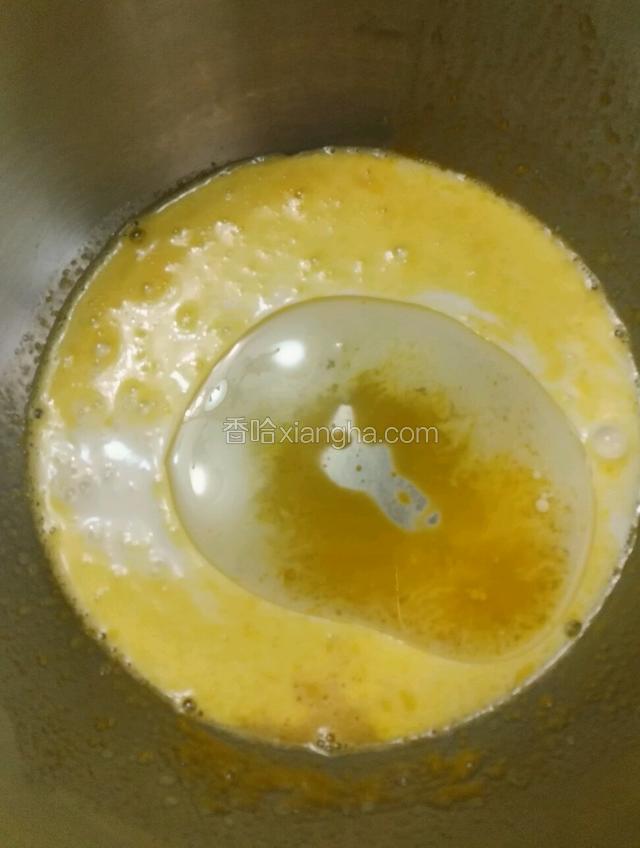 打好后倒入牛奶和玉米油搅拌均匀