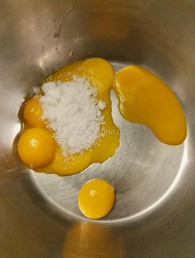 蛋黄里放入30克白糖，用手动打蛋器打至糖融化