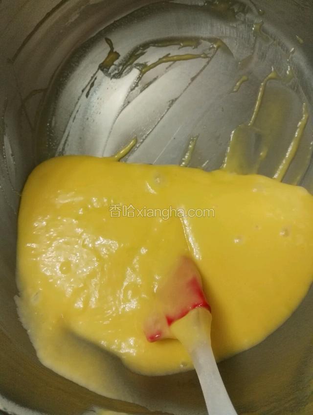 用翻拌的手法，拌成细腻蛋糊
