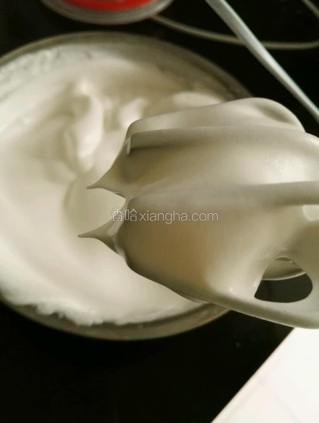 加入剩下的白糖继续打，提起打蛋器成直立小角即可