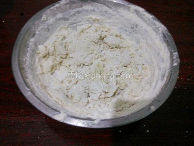 米酒和酵母粉放到盆内搅拌成絮状