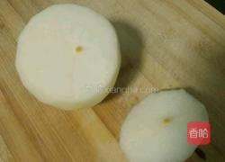冰糖枸杞炖梨的做法图解2