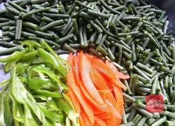 江豆炒肉的做法图解1