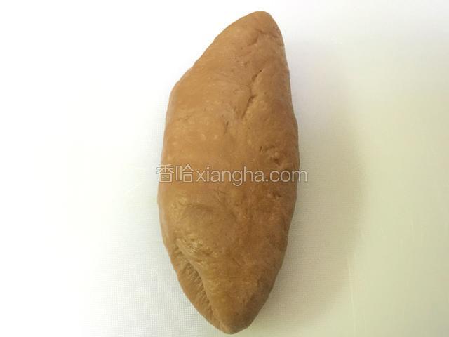 然后面团旋转90度，纵向摆放。