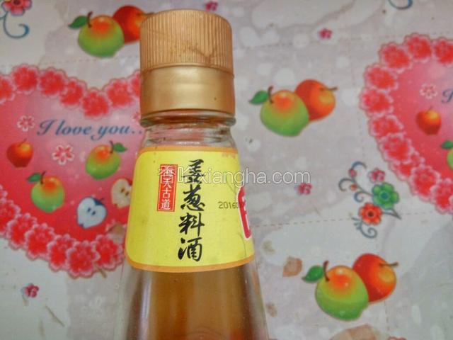 加入两匙料酒，开锅撇去浮沫