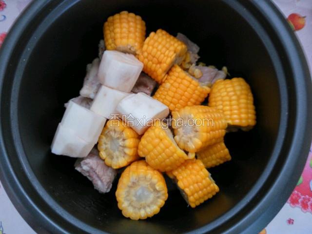 把排骨 玉米 山药一起放入电饭煲内胆中，加入适量热水，按煲汤健煲三个小时
