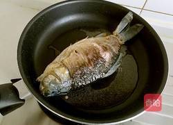 葱烧鲫鱼的做法图解7