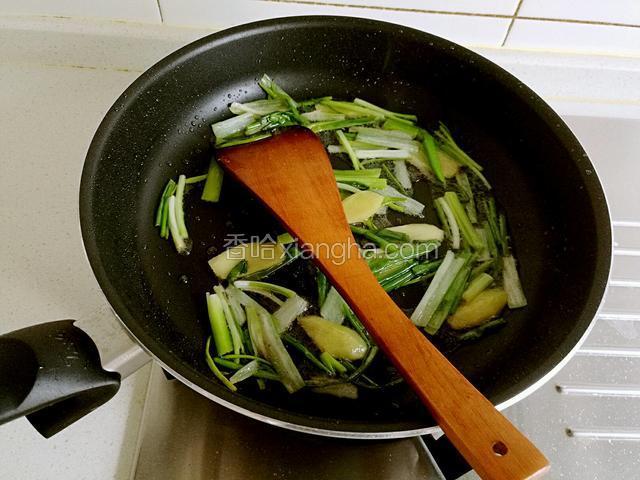 添加适量食用油烧热后，下大量葱段姜片爆香。
