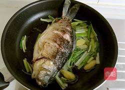 葱烧鲫鱼的做法图解9