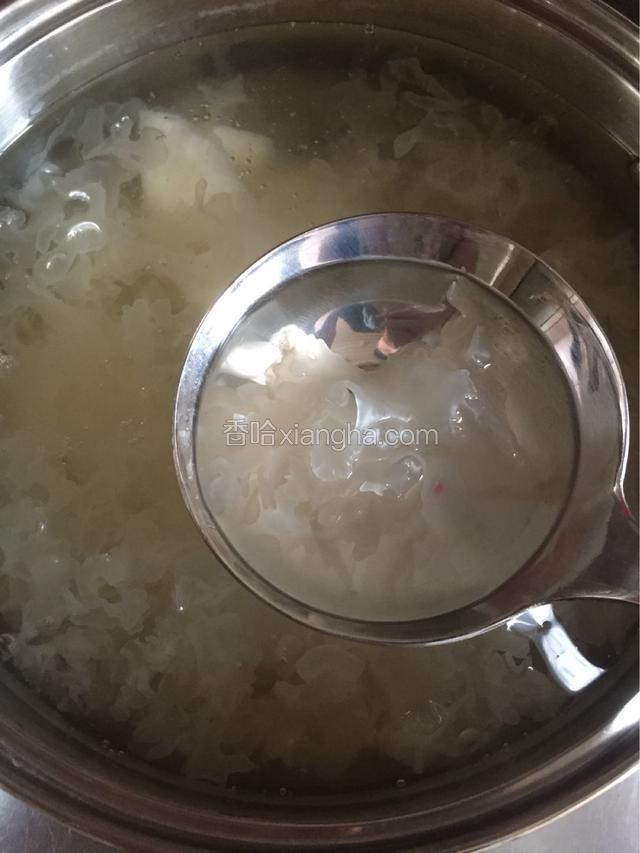 两个小时梨块和冰糖可以下锅了，再熬煮40分钟，放枸杞煮10分钟