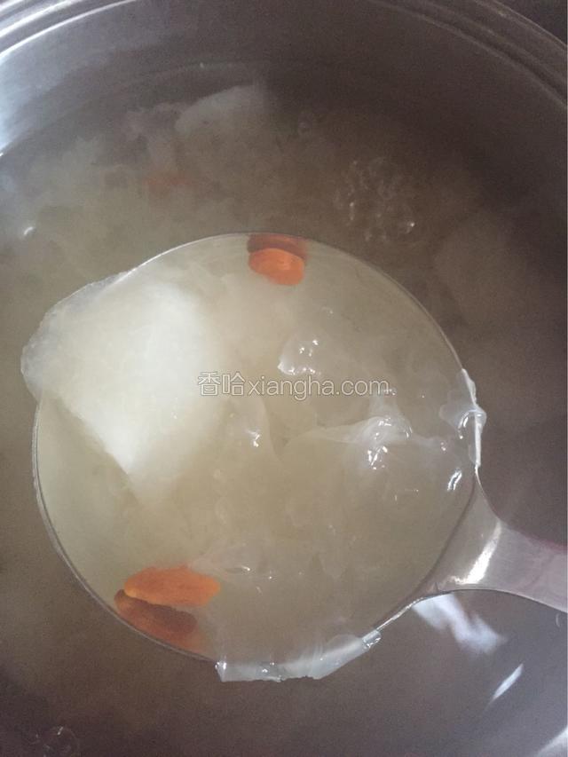这是煮了3小时的银耳汤，汤很粘稠，可以了，关火