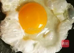 煎溏心荷包蛋的做法图解3