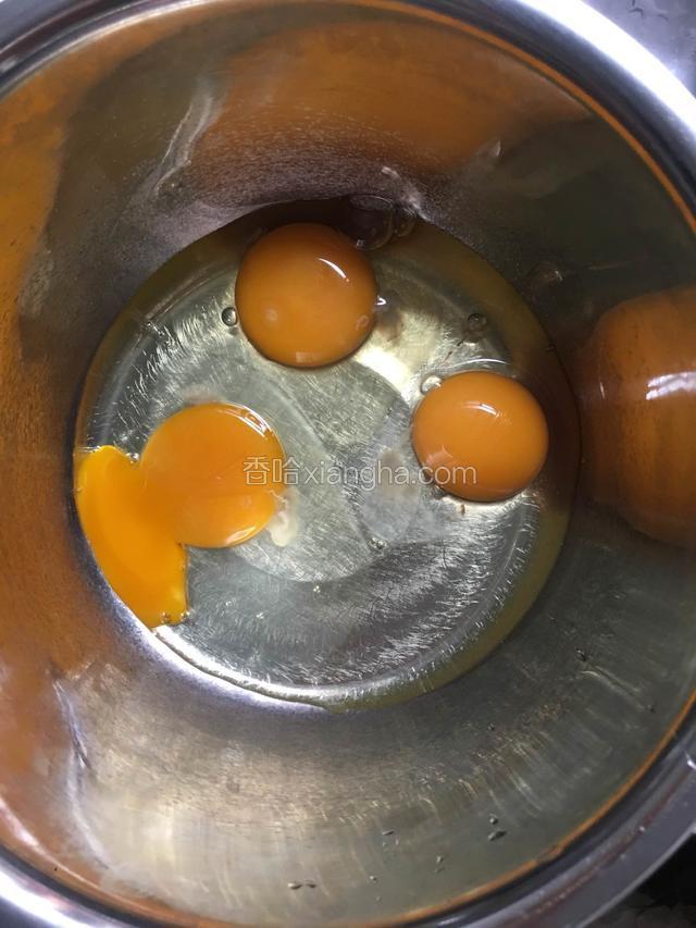 把鸡蛋打入碗中打散