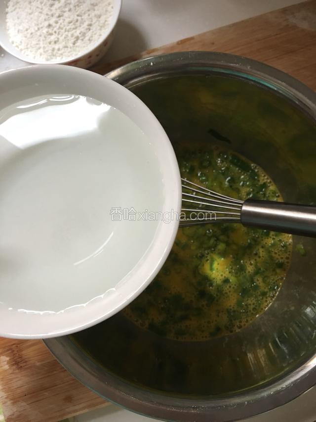 搅拌均匀后加入适量清水搅拌