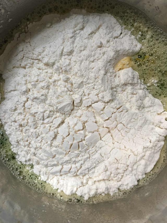 搅拌均匀后加入面粉