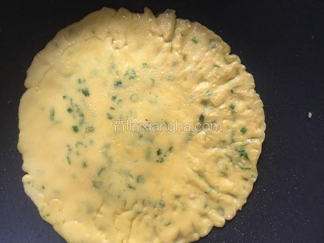 待上面凝固后翻面继续煎一分钟