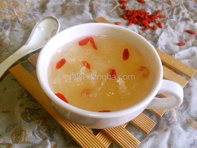 冰糖雪梨枸杞银耳羹