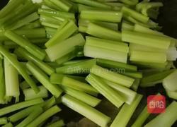 百合银杏炒西芹的做法图解5