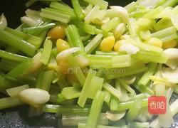 百合银杏炒西芹的做法图解9