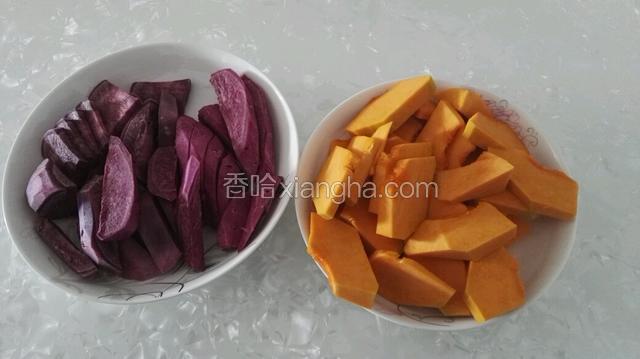 把南瓜、紫薯去皮切片，上锅蒸熟