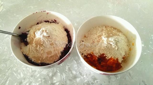 分别加入面粉和酵母（面粉和酵母对半分成两份）