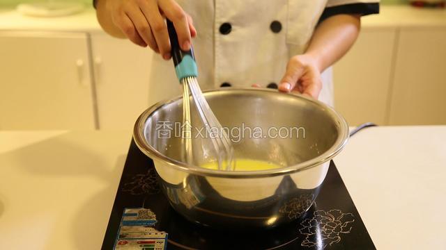 面糊制作阶段：搅拌面糊，将黄油，牛奶，盐放入搅拌盆中，把搅拌盆放在电磁炉上中小火加热至沸腾，然后倒入低筋面粉，快速搅拌至无干粉状。停火。