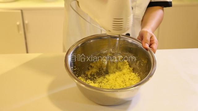 面糊散热，用电动打蛋器高速搅拌面糊，将面糊散热至不烫手。